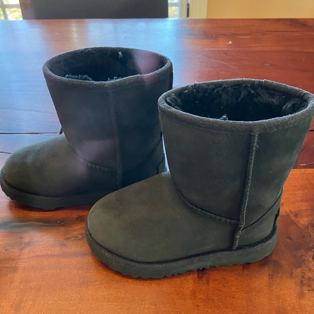 Awesome UGG Kids Classic II Black, Size 10